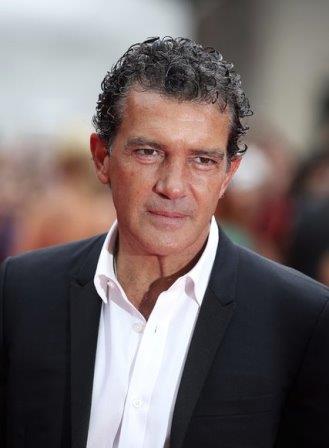 Ingresan al hospital a Antonio Banderas por dolor en el pecho