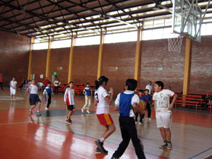 Invita IDET a curso de baloncesto