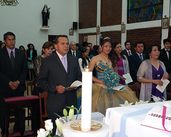 Caro con sus padrinos que la acompañaron en la misa de acción de gracias