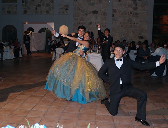 El vals de Caro fue majestuoso por la música y el baile