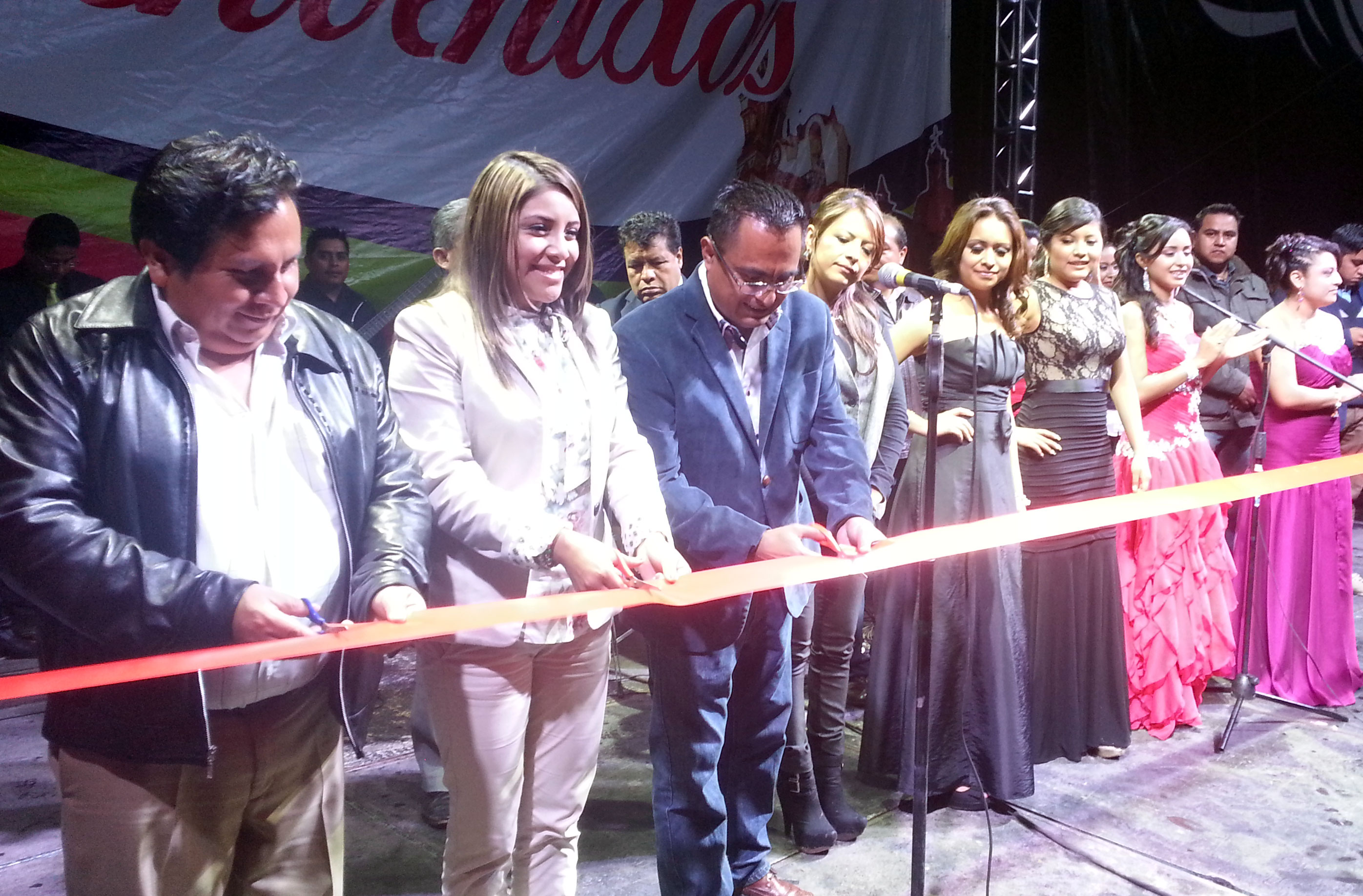 Inauguración de la feria con las autoridades municipales