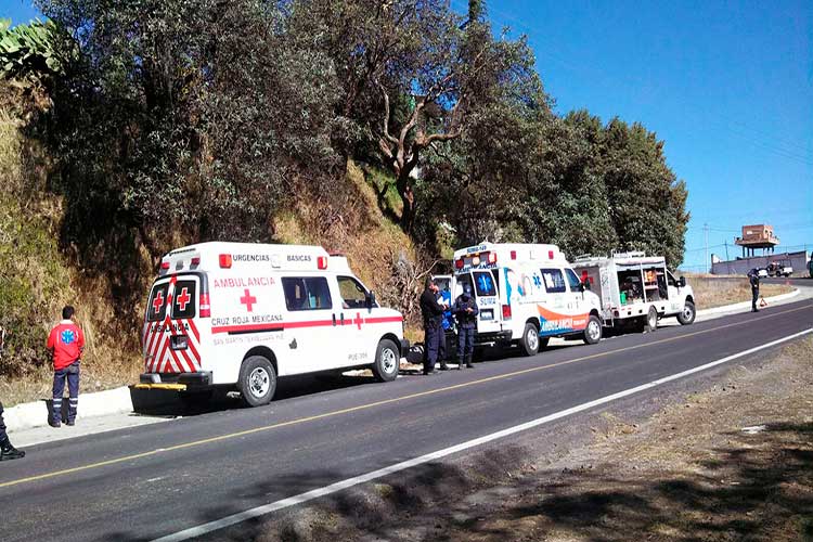 Hombre se fractura una pierna al caer a un caño al filo de la carretera 