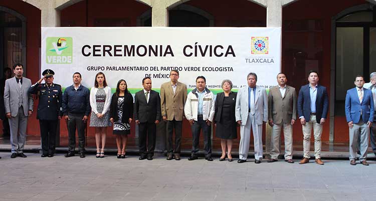 Encabeza PVEM homenaje a la bandera en congreso del estado