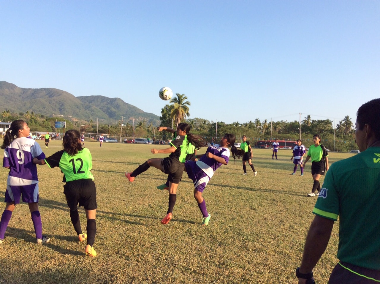 Viajan delegaciones de futbol y voleibol de sala a Regional de Olimpiada 