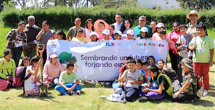 Reforestó Apetatitlán “Las Cuevas”, se apoyó de un centenar de niños