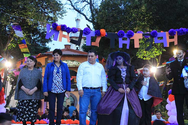 Desfilan drácula y la llorona  por las calles de Apetatitlán