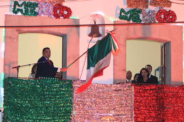 Antecedido por un minuto de silencio, Apetatitlán celebra grito de independencia