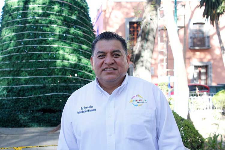 Árbol gigante y personajes de Disney hoy en desfile navideño de Apetatitlán