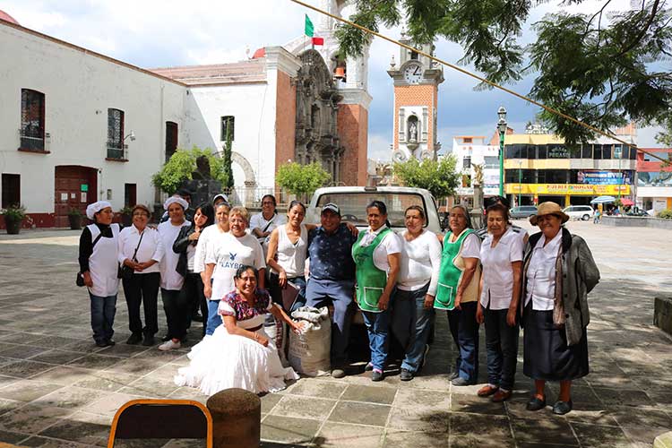 Tianguis alternativo dona composta orgánica a Chiautempan