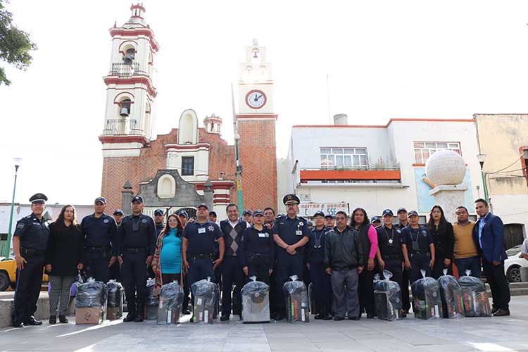 Entrega Domínguez Rugerio equipo táctico a policías