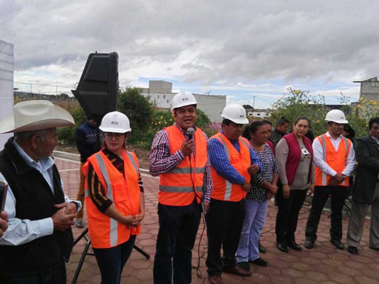 Héctor Domínguez entrega calle adoquinada en Col. El Alto