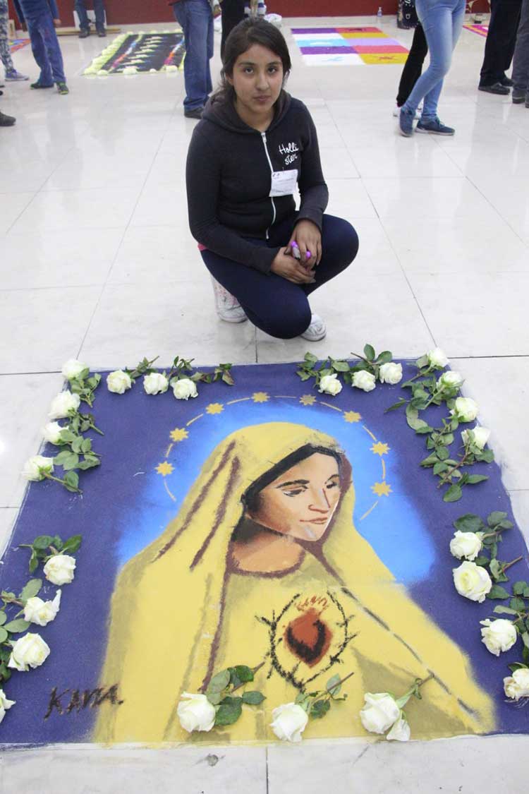 Reconocen autoridades participación de menores en concursos de mini tapetes y mini alfombras