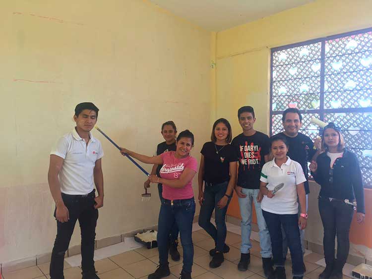 Gestiona Presidenta del DIF Municipal de Huamantla mobiliario para alumnos de la escuela Malintizi