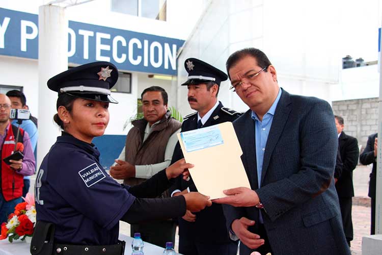 Entrega edil apoyos económicos y vales de despensa a elementos de seguridad del municipio