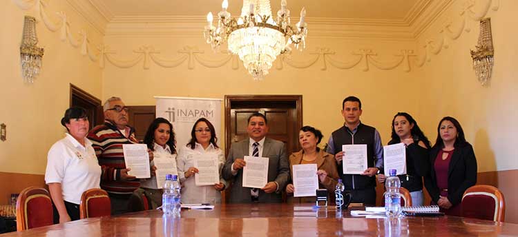 Formalizan labor común Apetatitlán e Inapam