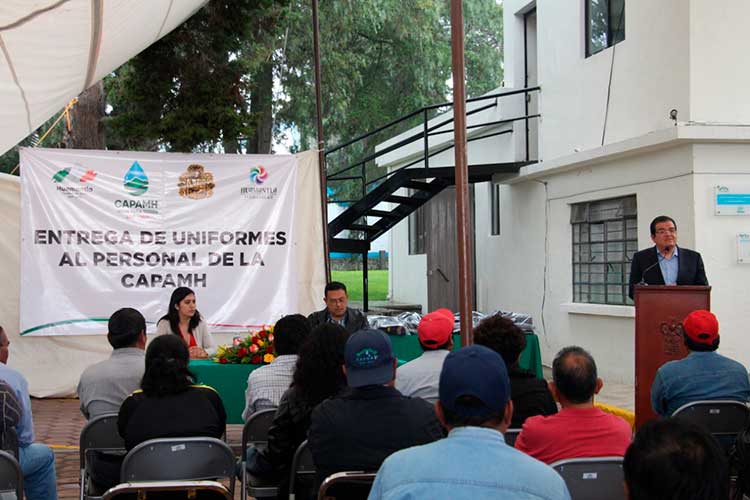 Presidente Municipal de Huamantla entrega uniformes a personal de CAPAMH