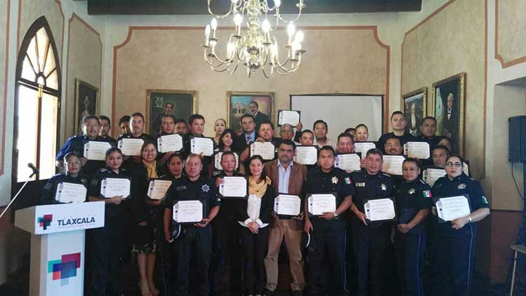 Otorgan becas a policías capitalinos para estudiar carrera profesional