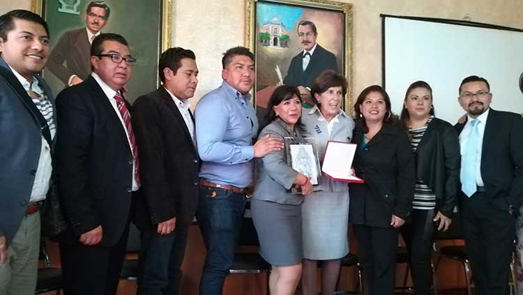 Entrega cabildo de Tlaxcala llave de la ciudad a Maricarmen Serra Puche