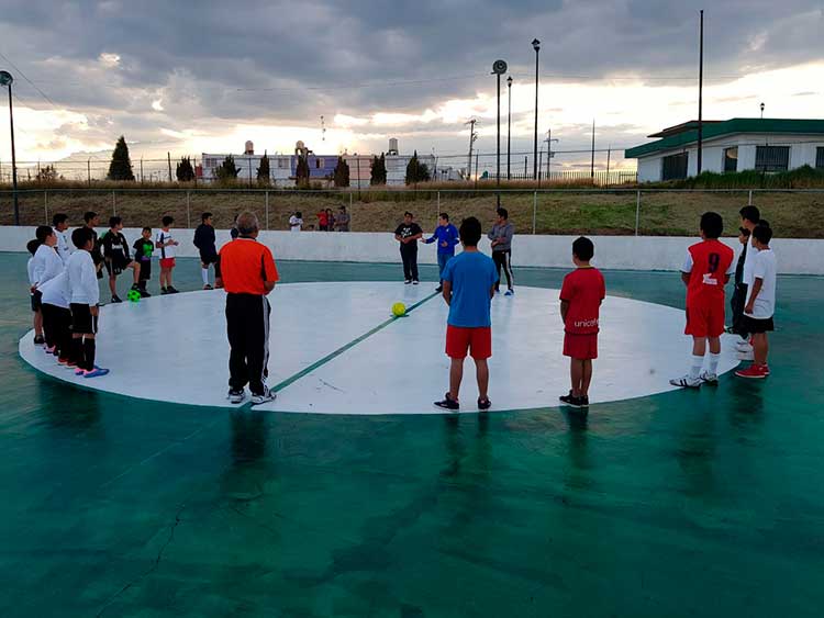 Rehabilita presidente de Villa Alta cancha de Fut 7