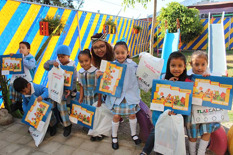 SMDIF  de Xicohtzinco, entrega paquetes escolares a el C.A.I.C.