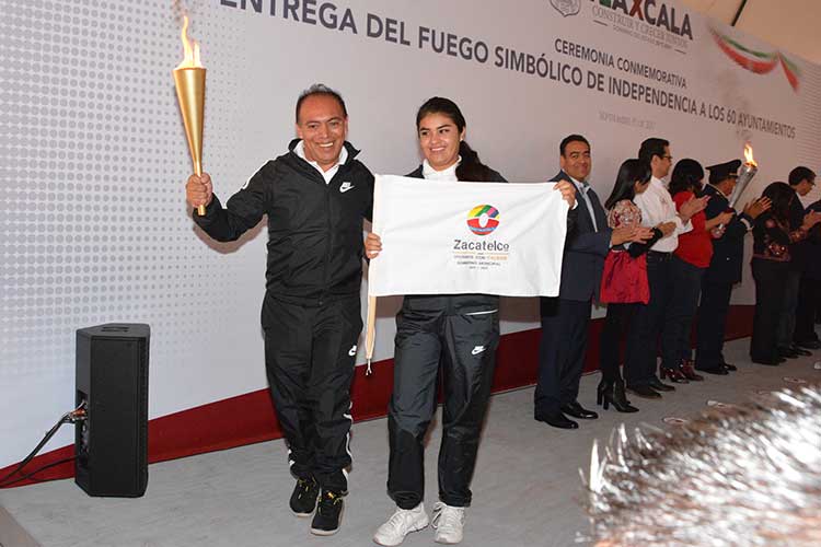 Recibe fuego simbólico de independencia el presidente municipal de Zacatelco