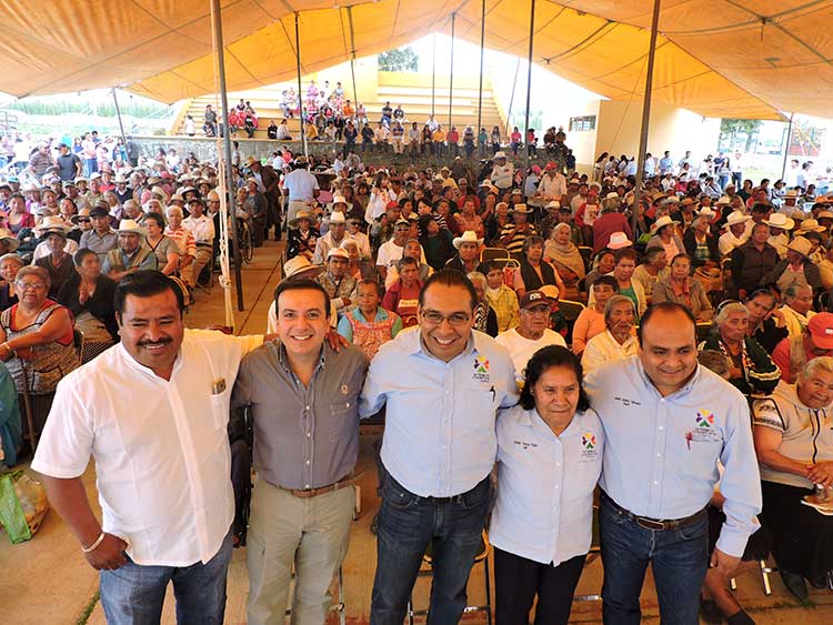 Celebran a lo grande a los abuelitos de Ixtenco