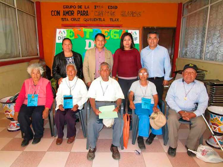 Oscar Pérez Rojas El cabrito entrega aparatos auditivos a personas de la tercera edad