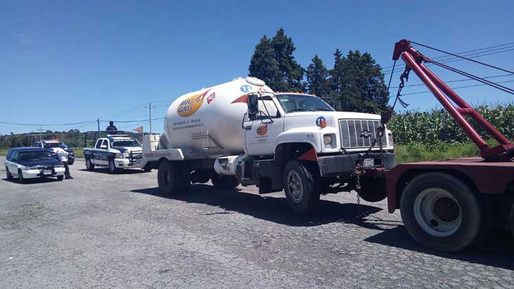 Asegura policía estatal a dos sujetos por robo de pipa de gas lp