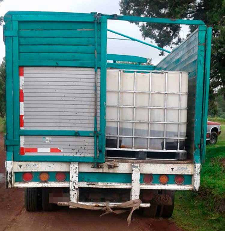 Asegura Policía Estatal dos camionetas con hidrocarburo ilegal