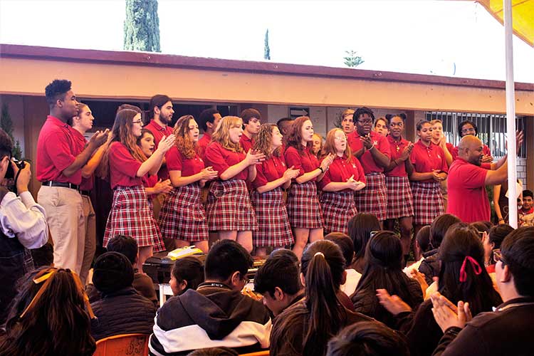 Coro de la Herron High School de Indianápolis visita secundaria técnica 35