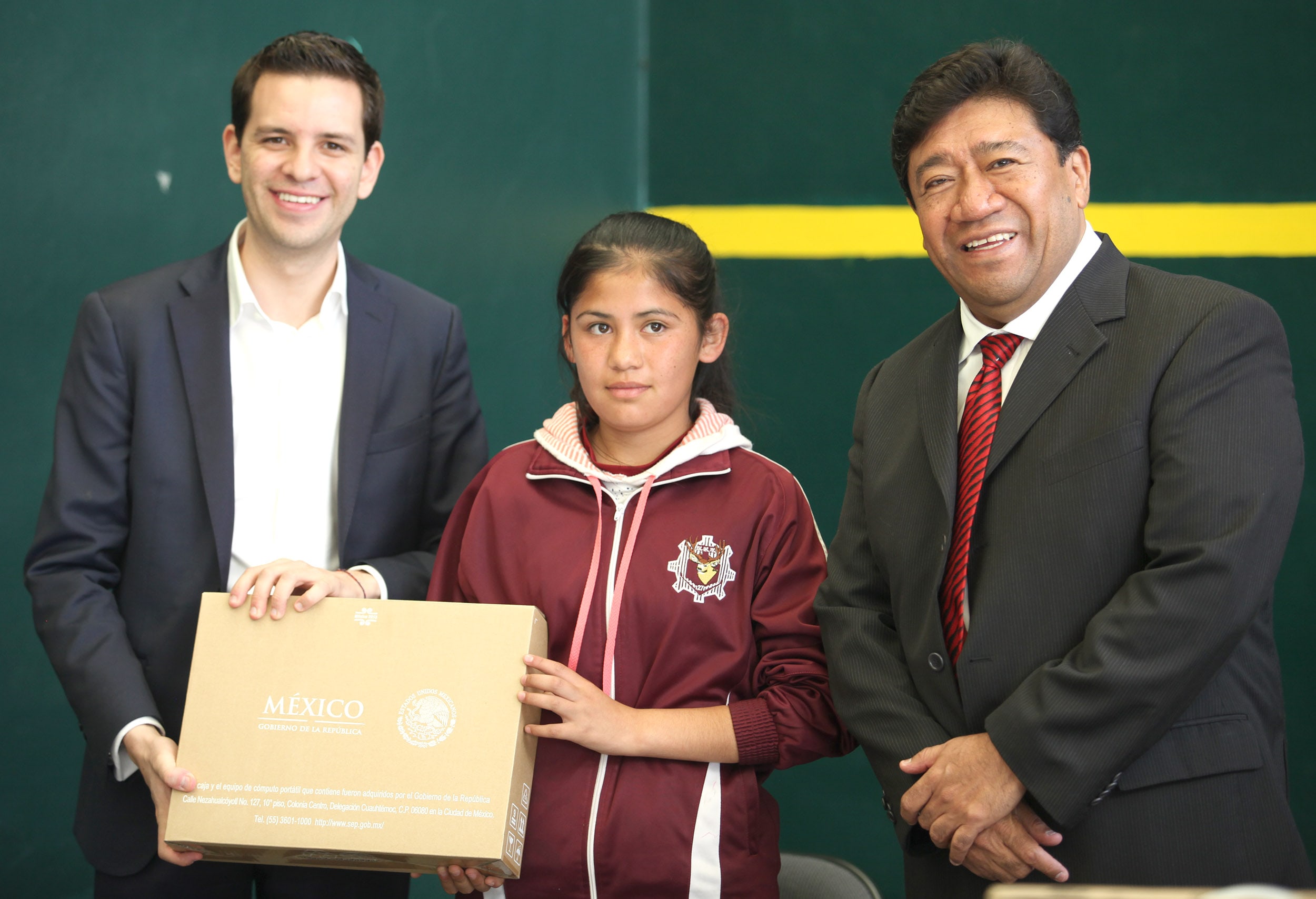 Reciben alumnos brigadistas computadoras y tabletas