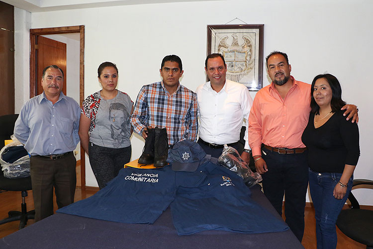 Reciben presidentes de comunidad de Apizaco uniformes para vigilantes comunitarios