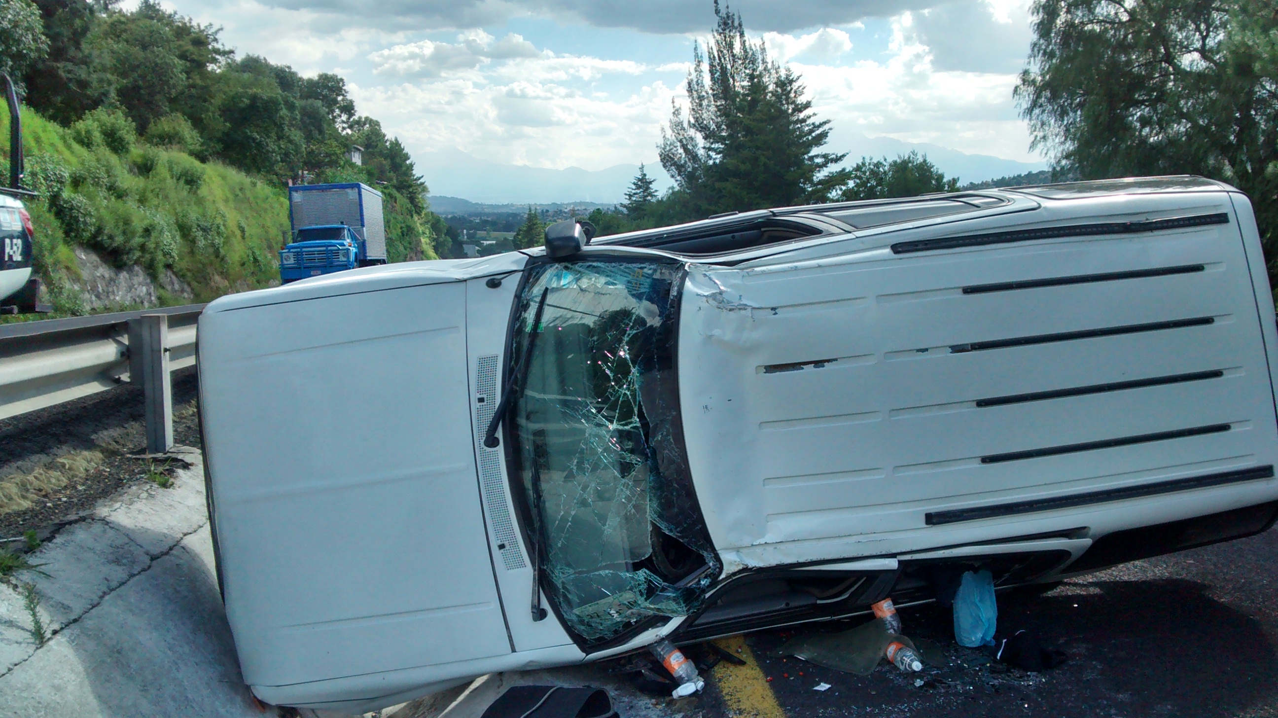 Se vuelca camioneta y es abandonada