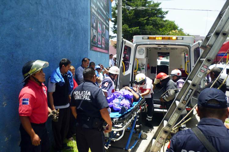 Auxilia policía capitalina a electrocutado en Loma  Bonita 